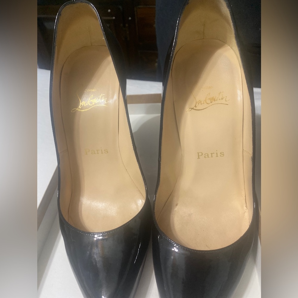 Christian louboutin black pump heel